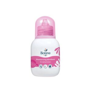 Biolane Shampoing démêlant doux, nettoie délicatement les cheveux et les démêle en un seul geste. Une formule au miel qui facilite le coiffage et rend les cheveux doux et brillants.